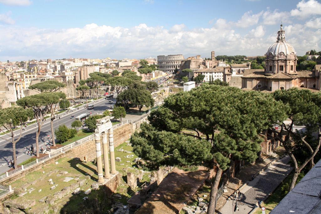Vista de cima do Fórum Romano, com o Coliseu ao fundo.