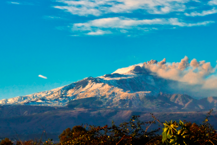 Imagem do monte Etna coberto de neve