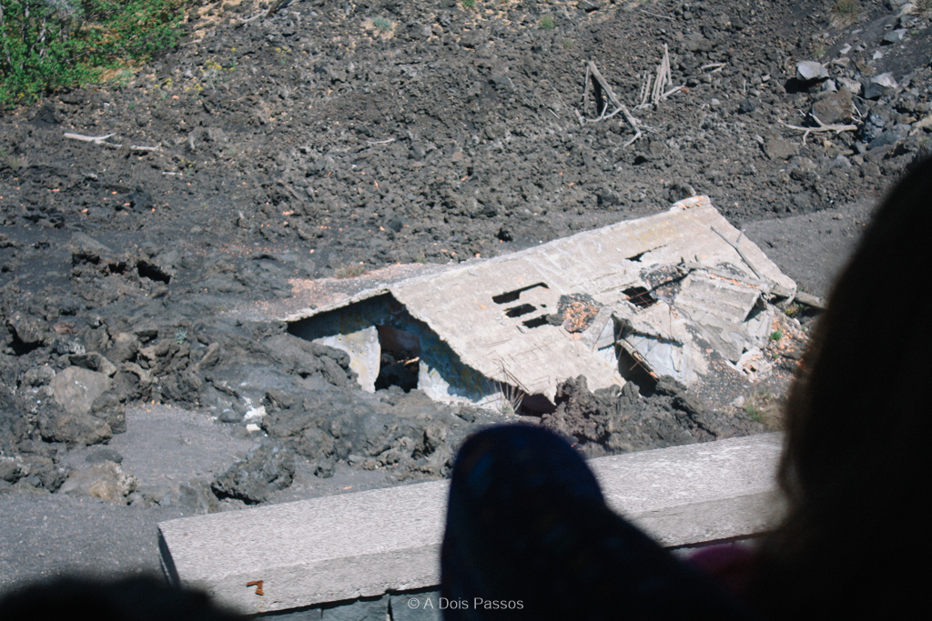 No caminho é possível ver esta casa que foi soterrada em uma das erupções do Etna.