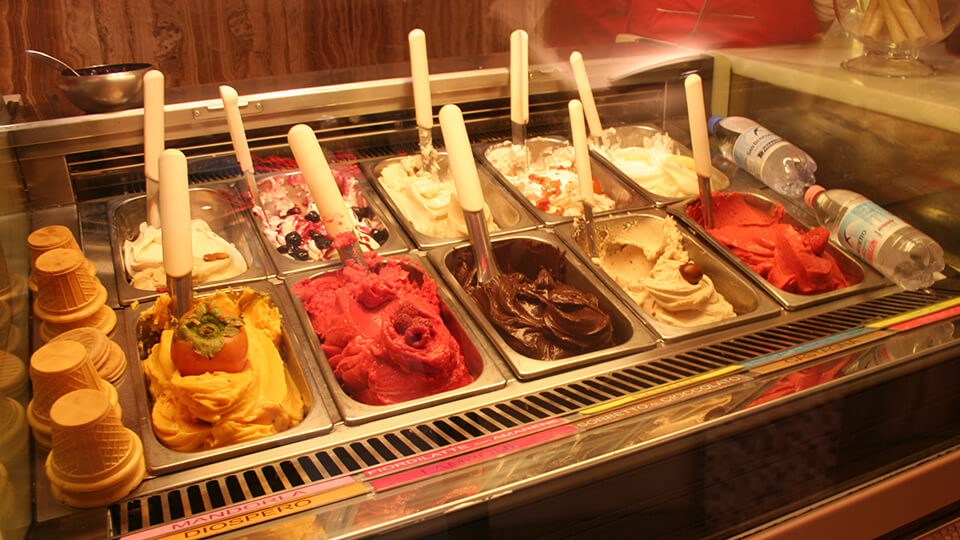 Vitrine com diversos sabores de gelato em Veneza.