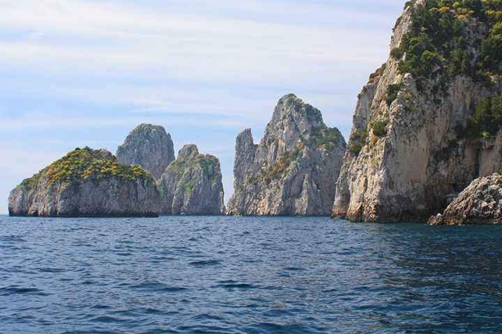 Ilha de Capri com os Faraglioni ao fundo.