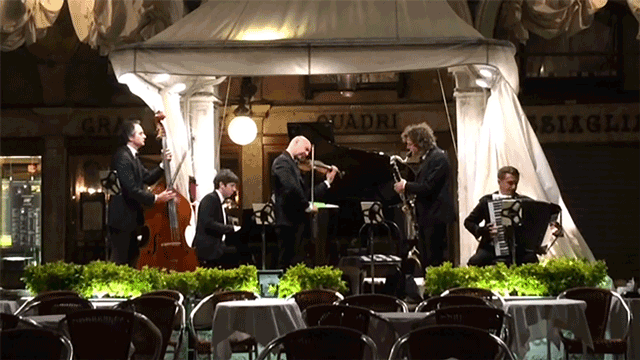 Músicos tocando em restaurante de Veneza.