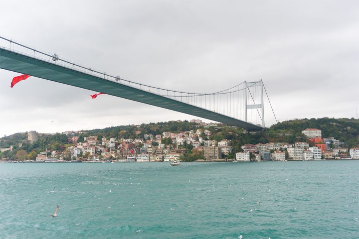 Uma das pontes que ligam os lados europeu e asiático de Istambul