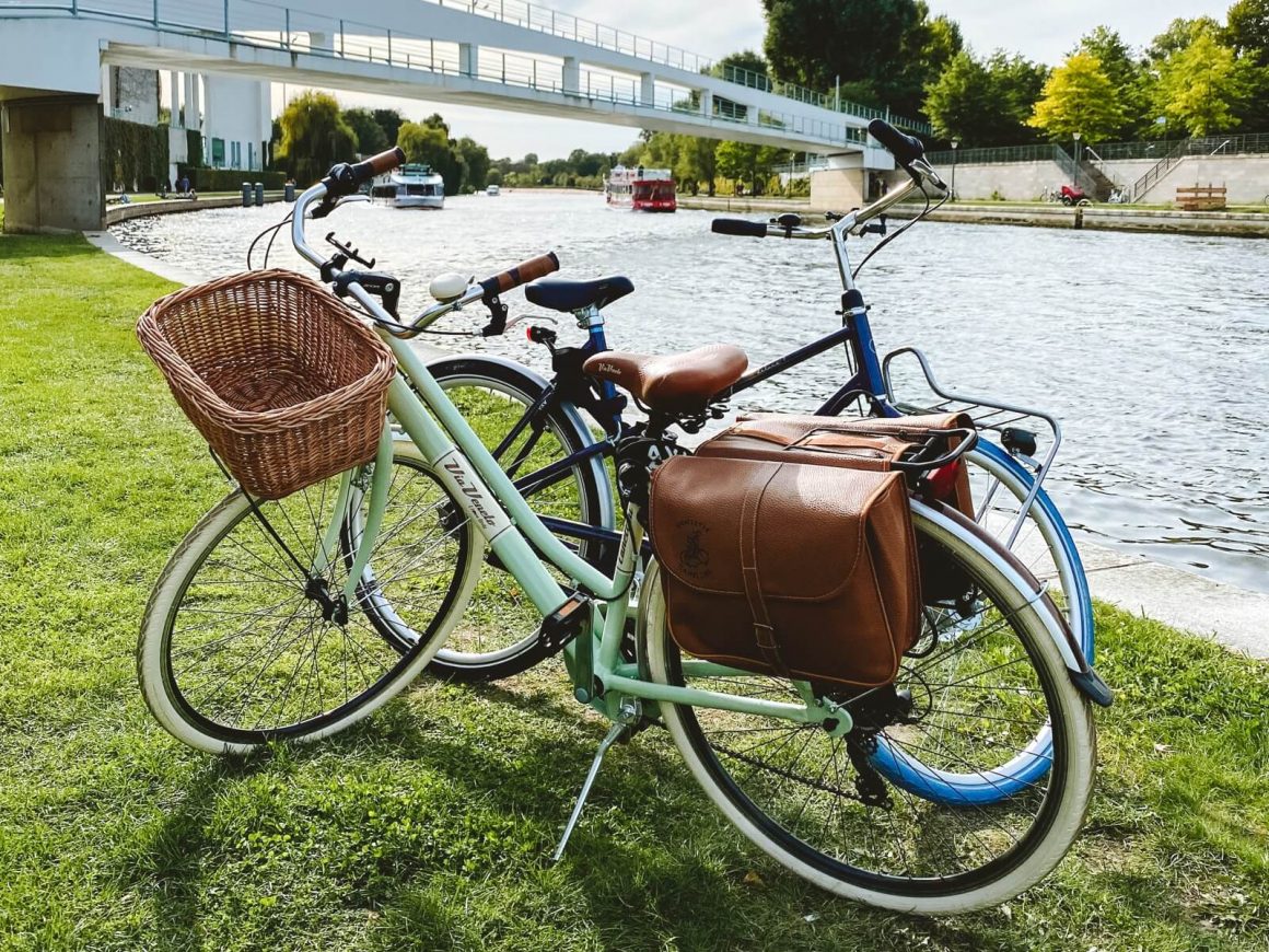 Bicicleta em Berlim estacionado às margens do rio Spree