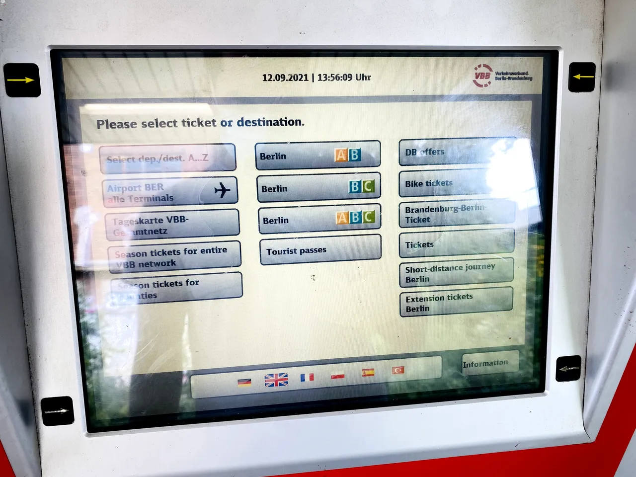 Imagem contendo a tela de uma das máquinas para compra de passagem