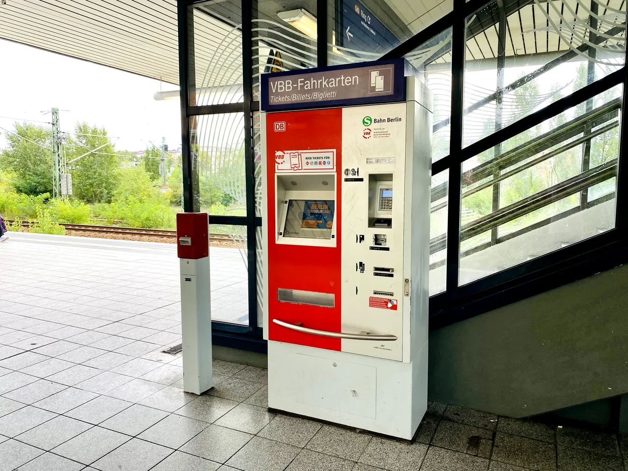 Imagem de uma máquina de compra de ticket de transporte em Berlim em uma plataforma de trem